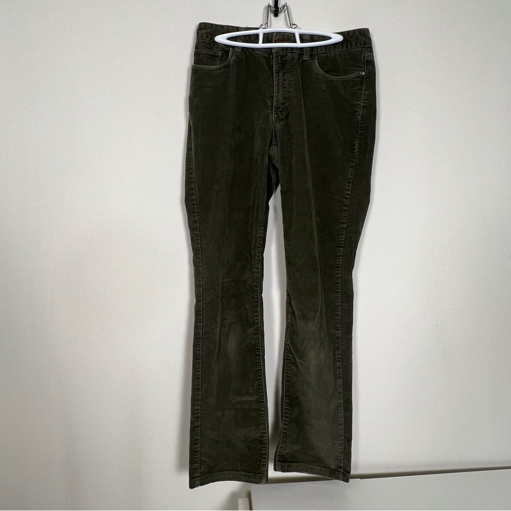 L.L.Bean Favorite Fit corduroy pants in size 6 Medium Tall (M/T) for women.